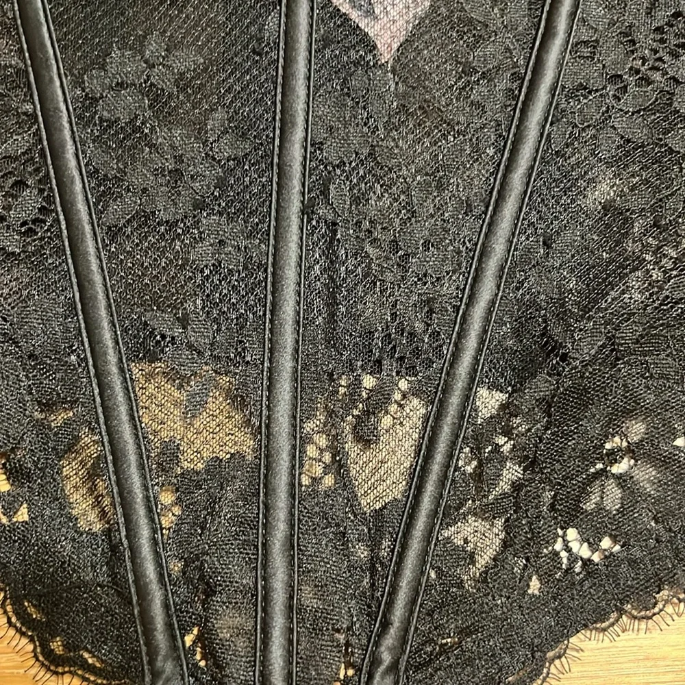 Victoria’s secret Black Lace cap sleeve Corset Bustier Top size L NWOT
